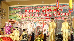 Tiết mục biểu diễn của Đoàn cồng chiêng huyện Tân Lạc tại Liên hoan trình tấu cồng chiêng.